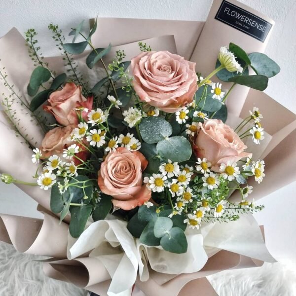 Cappuccino Roses & Matricaria Mix Bloom - Image 2